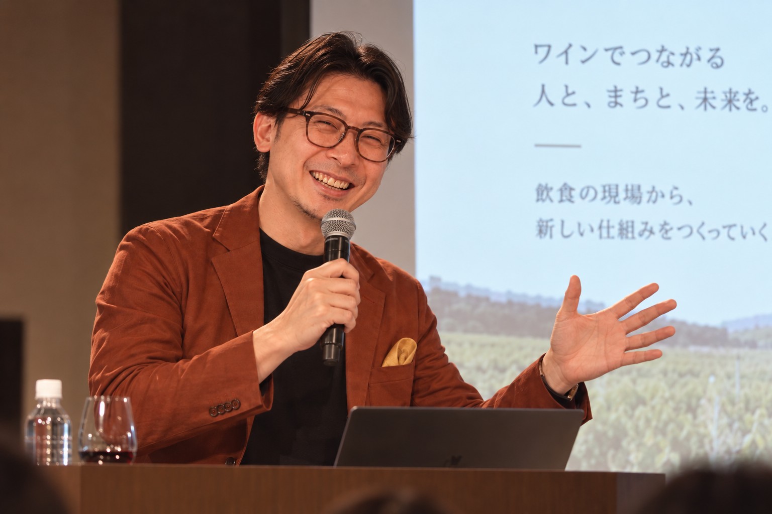 登壇中の山崎翔